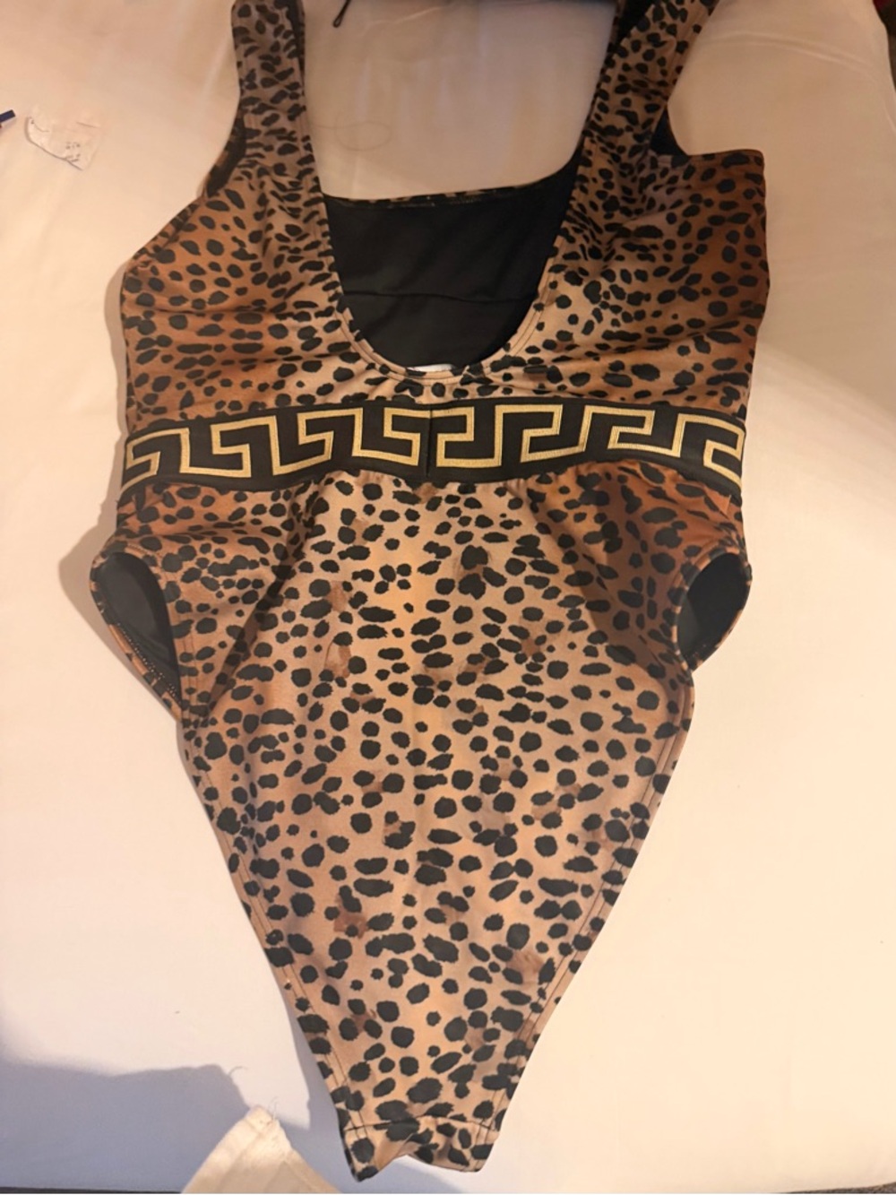 Versace Grécia Leopard Print One-Piece luxury Swimsuit with Decorative Waistband - Picture 3 of 3
